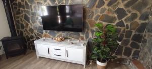 Televízia a/alebo spoločenská miestnosť v ubytovaní Casa La Cabaña