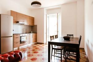 a kitchen and dining room with a table and chairs at Tenuta Mastro in Sulmona