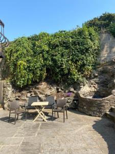 una mesa y sillas frente a una pared de piedra en Charming 3-Bed Victorian Villa House in New Ross, en New Ross