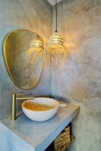 een badkamer met een wastafel en 2 spiegels bij Maison bohème au bord de l'eau in Sète