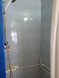 La salle de bains est pourvue d'une douche avec une porte en verre. dans l'établissement Vikendica Vidikovac na Zavojskom jezeru, à Pirot