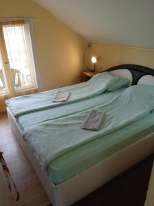 a large bed with two towels on it in a bedroom at Vikendica Vidikovac na Zavojskom jezeru in Pirot