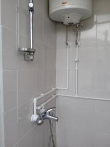 La salle de bains est pourvue d'une douche, d'un lavabo et de toilettes. dans l'établissement Vikendica Vidikovac na Zavojskom jezeru, à Pirot