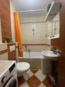 une salle de bain avec une baignoire, des toilettes et un lavabo dans l'établissement Apartman Oaza, à Novi Sad 31 autres photos