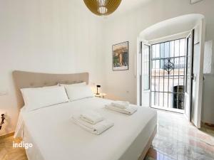 Posteľ alebo postele v izbe v ubytovaní Casa Cristóbal Colón habitaciones con vistas a Semana Santa y Fiestas