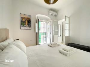 Posteľ alebo postele v izbe v ubytovaní Casa Cristóbal Colón habitaciones con vistas a Semana Santa y Fiestas