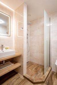 La salle de bains est pourvue d'un lavabo et d'une douche. dans l'établissement Wellness Hotel Ondrášův dvůr, à Bílá