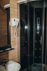 een badkamer met een douche, een toilet en een wastafel bij DachaLove in Pogreby