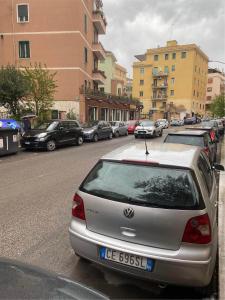 een zilveren auto geparkeerd aan de kant van een straat bij Maria luisa house in Rome