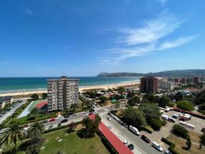 - Vistas aéreas a la ciudad y a la playa en Apartamento Libertad, en Laredo