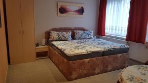 Un pat sau paturi într-o cameră la Galeriecafe und Pension Ambiente