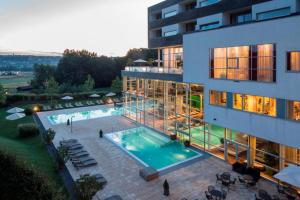 an aerial view of a building with a swimming pool at Golf & Relax Apartment mit 4*S-Anbindung in Bad Waltersdorf