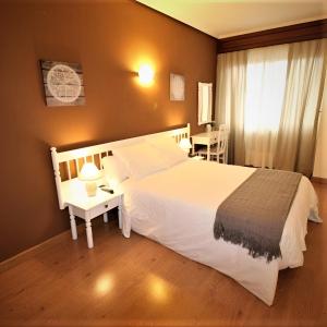 Łóżko lub łóżka w pokoju w obiekcie Hotel América Ferrol