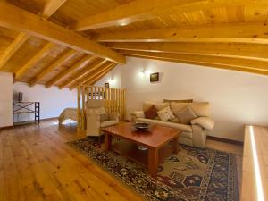 ein Wohnzimmer mit einem Sofa und einem Tisch in der Unterkunft Casa De Los Silos 