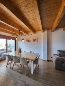 comedor con techo de madera, mesa y sillas en Casa lo Canyero, en Els Muntells