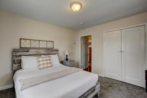 - une chambre avec un lit blanc et une tête de lit en bois dans l'établissement Morningstar Cottage a quiet home in Star, ID with a fenced in yard for furry friends and a huge gravel RV lot, Conveniently located wineries, downtown shopping, horseback riding and the snake river, à Eagle