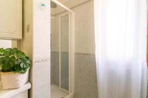 A bathroom at Donatello Home stay - Villasimius Még 12 kép