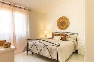 A bed or beds in a room at Donatello Home stay - Villasimius