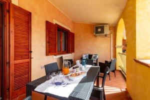 - une salle à manger avec une table et des chaises dans l'établissement Trivano Villasimius, à Villasimius