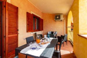 a dining room with a table and chairs at Trivano Villasimius in Villasimius