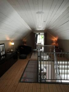 een woonkamer met een wit plafond en houten vloeren bij Mojo organic spa in Borgholm