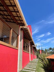 um edifício vermelho com escadas que levam até ele em Pousada Verde Villas em Brumadinho