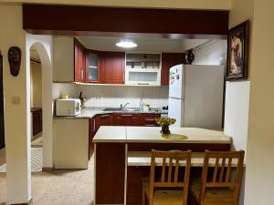 伊斯坦堡的住宿－Cozy Apartment in Kadikoy，厨房配有桌子和白色冰箱。