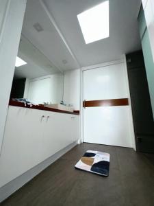 een keuken met witte kasten en een boek op de vloer bij Apartamento Playa chica, vistas al mar Lanzarote in Puerto del Carmen +12 foto's