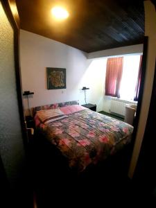 1 dormitorio con 1 cama con edredón en VN APARTMENTS OHRID en Ohrid