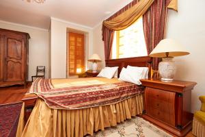 a bedroom with a large bed and a window at Santa Maria Casa Nostra in Sintra