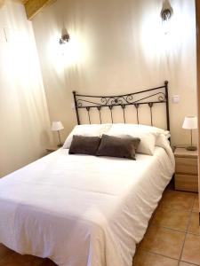 a large white bed with two pillows on it at LA PORTADA DE ABAJO in Gallegos