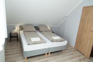 een bed met twee kussens in een kamer bij Zajazd u ELiZY in Czajowice