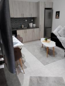 een woonkamer met een tv en een tafel bij Angel home in Ioannina