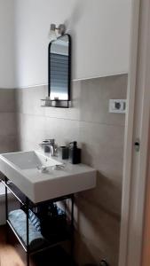y baño con lavabo blanco y espejo. en lo Tsanty, en Aosta
