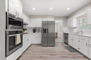 Η κουζίνα ή μικρή κουζίνα στο Beautiful Newly-Renovated Home in Indian Hills