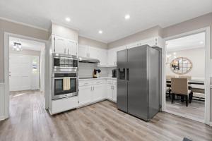 Η κουζίνα ή μικρή κουζίνα στο Beautiful Newly-Renovated Home in Indian Hills