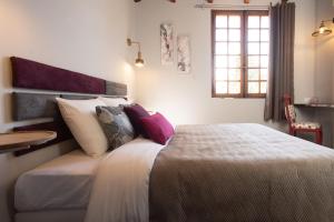 Postel nebo postele na pokoji v ubytování PHOENIX maison d'hôtes & SPA