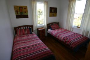 Postel nebo postele na pokoji v ubytování Cedar Cottages Blackmans Bay