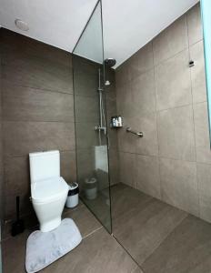 een badkamer met een toilet en een glazen douchecabine bij Apartamento Playa chica, vistas al mar Lanzarote in Puerto del Carmen