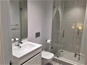 un bagno con lavandino, wc e doccia di Executive Suite at Ellipse in Waterfall Midrand a Midrand