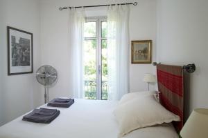 Un pat sau paturi într-o cameră la Rue Sade Bed & Breakfast