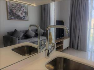 Letto o letti in una camera di Executive Suite at Ellipse in Waterfall Midrand