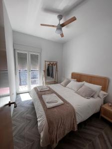 una camera con un grande letto e un ventilatore a soffitto di Luxury new 6 pax apart Downtown. a Cordoba