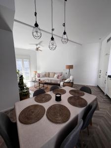 ein Wohnzimmer mit einem Tisch mit Stühlen und einem Sofa in der Unterkunft Luxury new 6 pax apart Downtown. in Córdoba