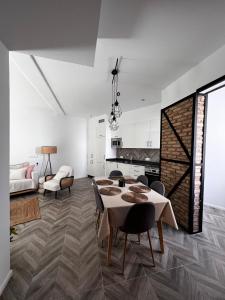 sala de estar con mesa y sillas y cocina en Luxury new 6 pax apart Downtown. en Córdoba