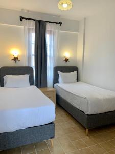 1 dormitorio con 2 camas y ventana en Sabah Pension en Antalya