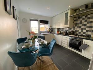 Dapur atau dapur kecil di Stylish 4 Bedroom House with Private Parking and Free WiFi in Milton Keynes by HP Accommodation