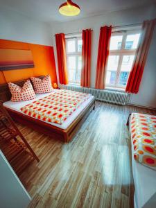 una camera con due letti e due finestre di 1a Citylage-Haus im Centrum! ad Amburgo