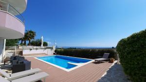 Bazén v ubytování SEA VIEW- spacious apartment with shared pool nebo v jeho okolí
