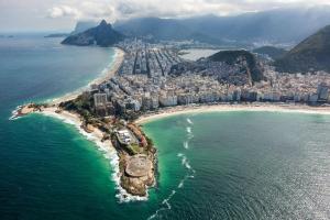 una vista aérea de la ciudad y el océano en Sala e quarto entre Copacabana e Ipanema ao lado Arpoador, en Río de Janeiro